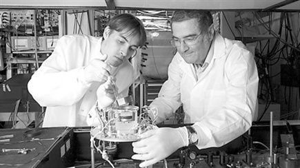 塞尔日·阿罗什(右)在实验室