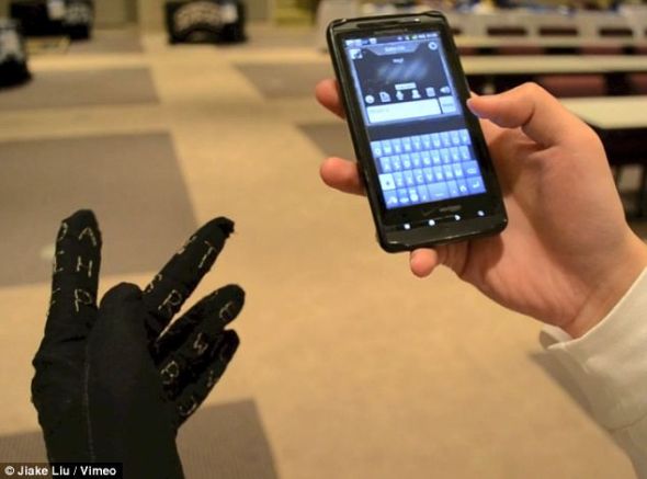 使用中的Gauntlet Keyboard手套：这种新型键盘手套替代了簧片按键。使用者只是用他们的拇指触摸手指或手掌上的触点就可发短信。使用者的手指或手掌上布置有字母表。其他部位还包括空格键和回车键等键盘功能。