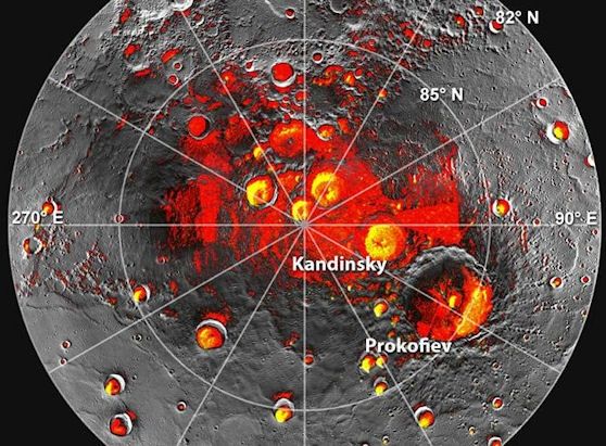 　　水星北极。图像中的红色区域标示出了水星北极地区迄今在所有信使号观测图像中均没有光照涉及的永久阴影区。黄色区域则是地基雷达观测显示出的高反射明亮区域，可以看出两者之间的吻合度