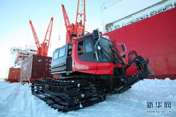 　　12月4日，搭载着集装箱物资的雪地车从“雪龙”船出发，奔赴11公里外的中山站，进行物资补给。当日，我国第29次南极科考队中山站海冰卸货工作正式启动。由于卸货物资量大、时间紧，物资卸运采用海冰运输和直升机吊挂作业相结合的方式。　　新华社记者徐硙摄 