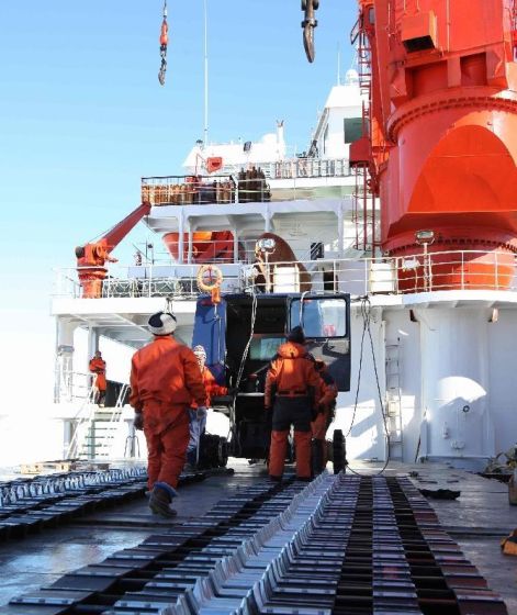 　　12月4日，第29次南极科考队队员为雪地车安装履带。雪地车是物资海冰运输最重要的交通工具。当日，我国第29次南极科考队中山站海冰卸货工作正式启动。由于卸货物资量大、时间紧，物资卸运采用海冰运输和直升机吊挂作业相结合的方式。　　新华社记者徐硙摄