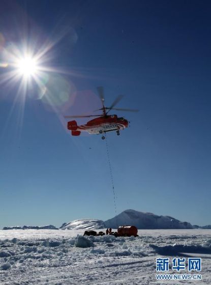 　　12月4日，KA32型直升机在进行吊挂作业。该型号直升机一次可吊挂4吨至5吨物资，天气条件允许的情况下平均每天可飞行20作业架次。当日，我国第29次南极科考队中山站海冰卸货工作正式启动。由于卸货物资量大、时间紧，物资卸运采用海冰运输和直升机吊挂作业相结合的方式。　　新华社记者徐硙摄