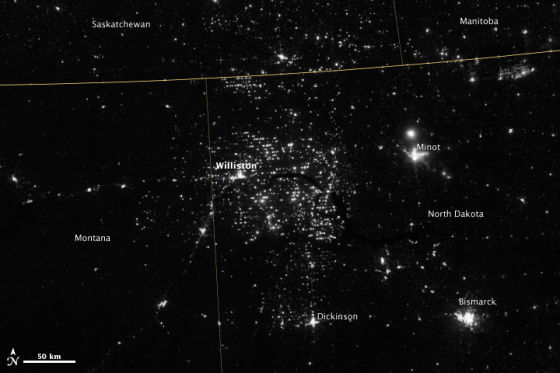 　　2012年11月12日，NASA的Suomi NPP卫星上的可见红外光成像辐射计套件(VIIRS)拍摄到这张夜景照片，显示了这个地区的石油和天然气钻井分布。
