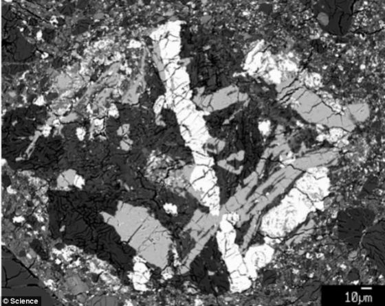 　　“黑美人”的扫描图，白色矿物为钛铁矿，浅灰色晶体为磷灰石，中度黑色晶体为中长石，最黑色的晶体为透长石，白色颗粒状晶体为磁铁矿或者其他氧化铁