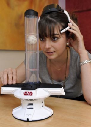 一些公司试图让《星球大战》中一些具有未来派色彩的技术成为现实，例如照片中展示的绝地武士念力训练仪