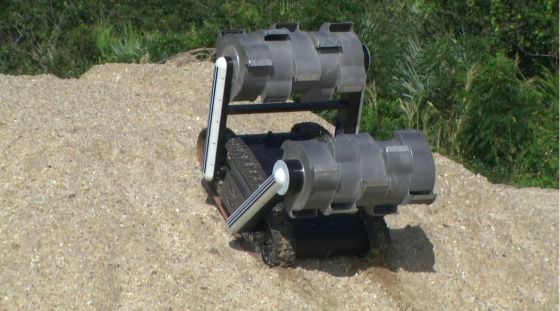 RASSOR机器人正在美国宇航局肯尼迪航天中心进行的一次测试中开展爬坡实验