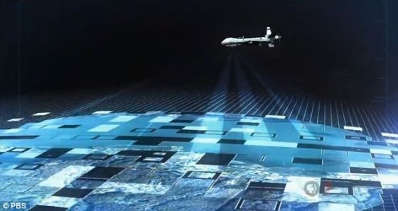 　　这幅图解解释了美国军方的ARGUS-IS成像系统如何将数百个数字成像传感器获得的影像拼接在一起，进而对一个面积巨大的地区进行实时监控