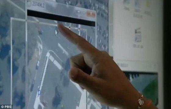 获取视频后，ARGUS-IS将其传输给地面，画面最后呈现在指挥室的触摸屏幕上