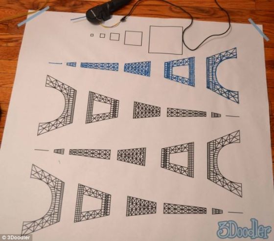 还可以用这种笔在纸上绘画，然后把绘制的固体结构组合到一起，制成3D结构，例如一座埃菲尔铁塔的模型