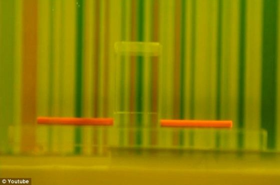 在上传到YouTube的这段演示视频中，当卷起的便利贴从盒子后面经过时，变得看不见了