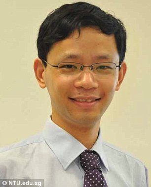 　　这个“隐身装置”是新加坡物理学教授张柏乐的杰作，25日他在享有盛誉的TED2013 会议上展示了这一发明