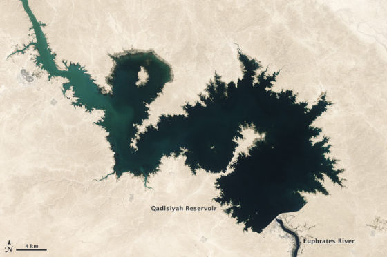 伊拉克卡迪西亚水库在2006年9月7日的情况。