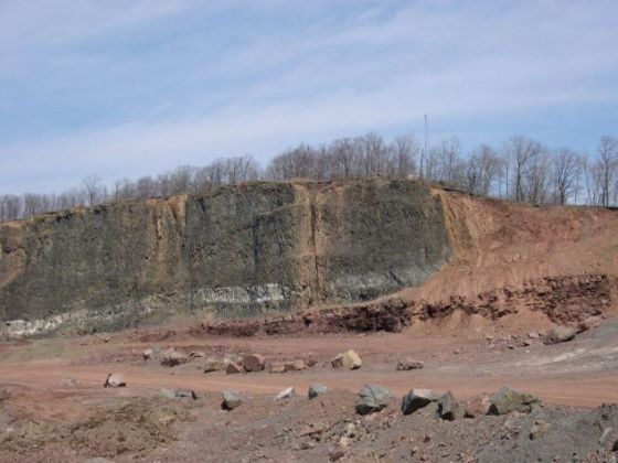 　　美国新泽西州克利夫顿的一个地区（曾经是采石场），左侧的黑色岩石由三叠纪末期的大规模玄武岩流形成，右侧的红色沉积层中存在物种大灭绝线索