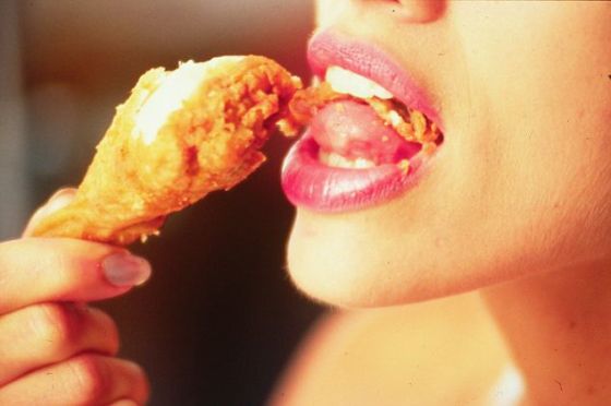 毫无疑问，增加一个维度的可闻屏幕是广告宣传的利器，让肯德基的油炸食品广告进一步吸引公众眼球