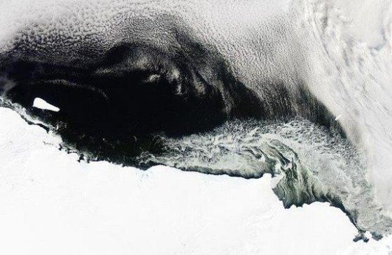 　　这张来自NASA的图片中，清楚显示了南极大陆东部莫森海岸附近的B-15T冰山，这是世界上记录的最大冰山的残留