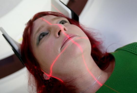 这种CT扫描仪造价60万英镑（约合91万美元），是一项具有革命性的医疗技术。它每天可以进行50次扫描，相比之下，此前的机器每天只能进行35次扫描