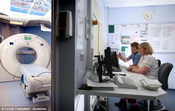 布拉德福皇家医院的放射线技师约翰-埃文斯和安妮-威廉斯。新型CT扫描仪允许医生更快获取患者身体部位的图像，节省他们的宝贵时间