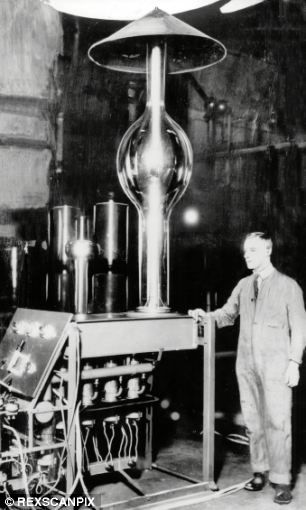 　　新西兰科学家欧内斯特-卢瑟福，成功分裂原子，被誉为核物理学之父，也被阿尔伯特-爱因斯坦称之为“第二个牛顿”