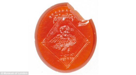 　　最近对名为“斯塔福德凹雕”的宝石进行的研究发现，它的年代在1640年至1666年之间。斯塔福德凹雕上雕有威廉-霍华德的纹章，他是唯一的斯塔福德子爵