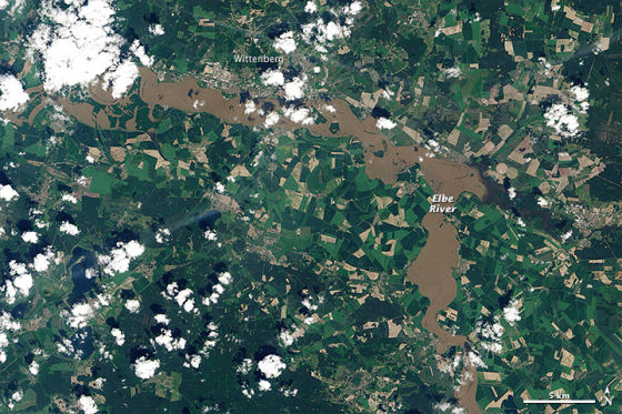 　　2013年6月7日，NASA的 Landsat8卫星拍下了上面的第一副照片，显示了德国维滕伯格市附近的洪水状况。