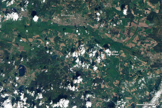 第二幅照片拍摄于5月6日，显示了相同区域的景象。