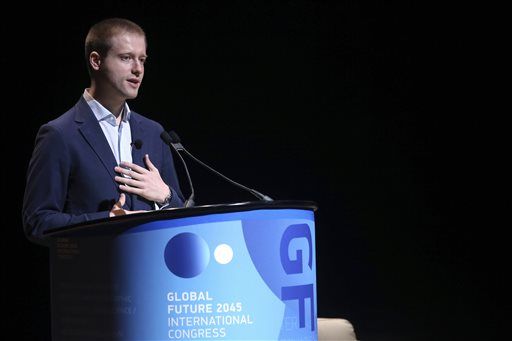 　6月15日，纽约林肯中心，俄罗斯亿万富翁德米特里-伊茨科夫在“全球未来2045”会议上发表讲话。“全球未来2045”会议由伊茨科夫出资发起，邀请了世界上一些最聪明的人，讨论如何让人类的大脑在脱离身体后仍然能够存活。按照伊茨科夫的计划，人类可以在2045年之前实现永生梦想