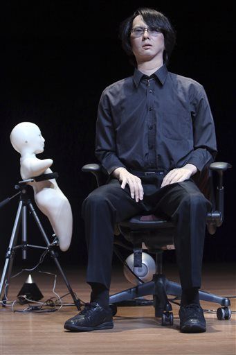 　6月15日，纽约林肯中心的“全球未来2045”会议现场，日本机器人专家石黑浩带着类人机器人“Geminoid”登台发表讲话