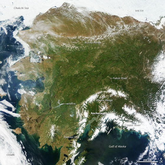 美国国家航空航天局地球观测站(NASA's Earth Observatory)今日公布了一张卫星照片，清晰地展示了美国阿拉斯加州的壮观景象。