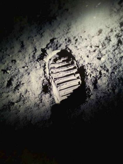 由宇航员携带哈苏lunar相机在月球表面拍摄