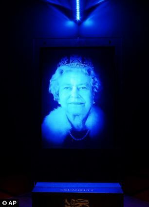 美国麻省理工大学的科学家攻克了一个重大技术难关，让制造低成本高品质的全息显示器的梦想照进现实。据科学家估计，采用他们研发的新技术制造全息显示器的成本不到320英镑（约合500美元）