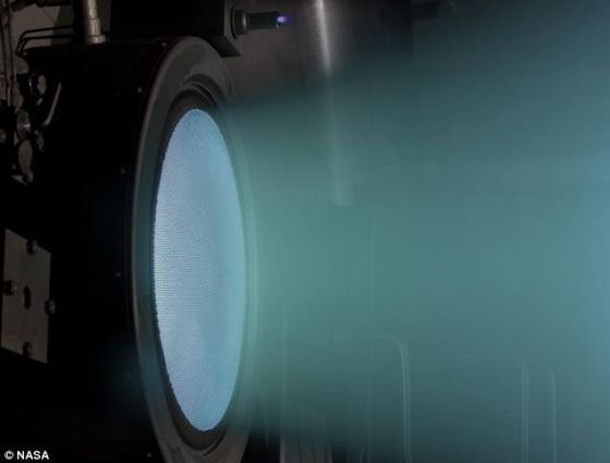 这台发动机已经连续运转了超过4.8万个小时。它是一种太阳能电动推进器，利用航天器的太阳能电池板产生的电量加速氙推进剂，速度可达到每小时9万英里（约合每小时14万公里）