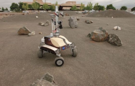 国际空间站一名宇航员遥控美国宇航局K10漫游车在地球上进行地面测量。这辆漫游车由加利福尼亚州埃姆斯研究中心研发。