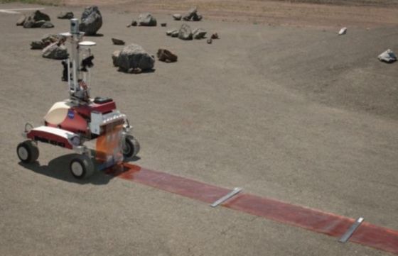 K10漫游车用它的摄像机和机载激光系统进行一项表面研究。这样一个机器人将来可用于在遥远的月球一侧部署一部射电望远镜。