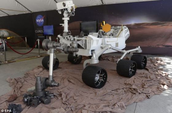 　　为了节省时间和经费，“火星2020”号采用与当前正在火星上搜寻生命迹象的“好奇”号相同的车身。目前，“好奇”号已开始前往最终目的地。除了车身外，“火星2020”号还将采用与“好奇”号相同的着陆系统。“好奇”号利用具有突破性的底盘和太空起重机成功登陆火星