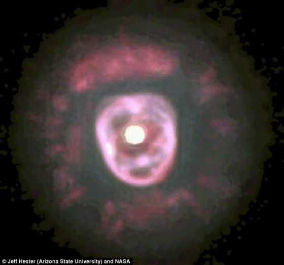 NGC 2392也被称之为“爱斯基摩人星云”，从地球观察时好似一张被皮大衣围住的脸