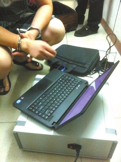 在抓捕现场，警方收缴嫌疑人使用的主机和笔记本电脑。警方供图