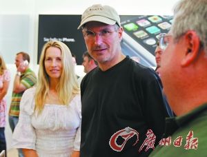 劳伦斯（左）和乔布斯。（资料图片）