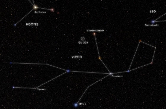 这张合成图像综合了昴星团望远镜在两个波段拍摄的恒星GJ 504及其附近空间图像，包括拍摄于2011年5月的橘色(1.6微米)图像以及拍摄于2012年4月的蓝色(1.2微米)图像。当经过图像处理，去除耀眼的星光之后，围绕其运转的行星GJ 504b终于显露出来