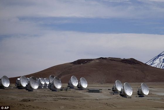 　　阿塔卡玛沙漠横跨智利和秘鲁，主要由盐湖、沙丘和长英熔岩构成，每年的降水量只有15毫米，部分地区的降水量只有1毫米，一些气象站甚至从未有过降水记录