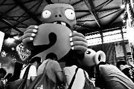 干脆改名叫人民币大战僵尸得了!