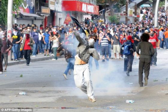 　　剑桥大学存在危险研究中心成员斯比格霍特说，从电到食物供应等各个方面，我们都使用互联系统，这就表示一旦哪个环节出错，我们就会遇到麻烦。他指出，如果食物供应因任何原因遭到破坏，食物48小时后就会用尽，从而引发社会骚乱。