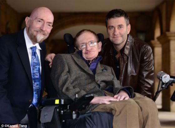 基普-索恩教授、霍金教授和导演斯蒂芬-斐尼甘出席纪录片《霍金》的首映式。这位理论物理学家把大脑比作可以复制的电脑程序。