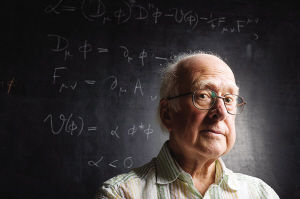 彼得·希格斯，英国人，今年84岁。他毕业于伦敦国王学院。1980年到1996年期间，在爱丁堡大学任教，后成为该校荣誉退休教授。