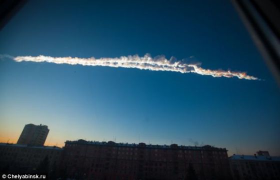 2月，一颗陨石在上空呼啸而过，随后发生爆炸，爆炸威力相当于在广岛上空投掷的原子弹的30倍。这颗陨石是直径656英尺(约合200米)的小 行星2011 EO40组成部分。西班牙天体物理学家对这颗陨石的碎片进行了分析。分析结果显示它来自于阿波罗型小行星，在环绕太阳运行时经常穿过地球