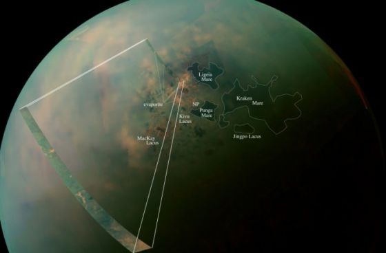 张假彩色图像由美国宇航局卡西尼飞船拍摄，展示土星最大的卫星土卫六上的大量湖泊群及其周围区域的不同物质组成