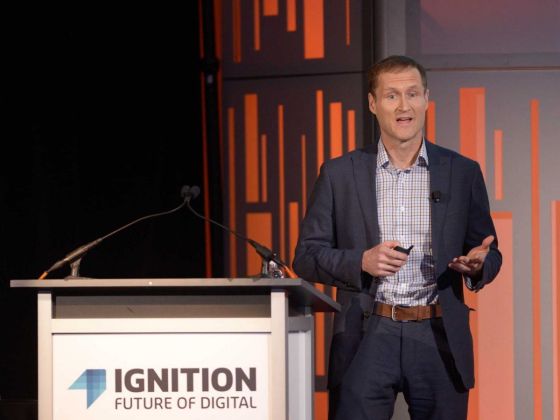 派杰分析师吉恩·蒙斯特