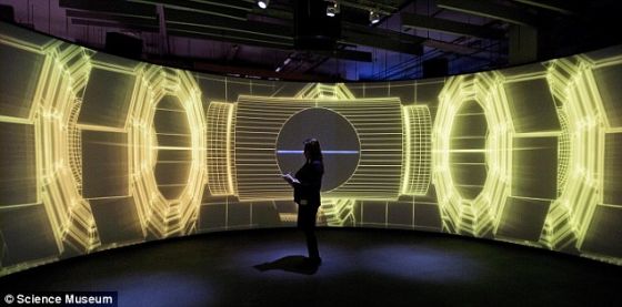 　　伦敦科学博物馆举行的对撞机展，旨在让公众了解日内瓦的欧洲核子研究组织的粒子物理学实验室及其大型强子对撞机。