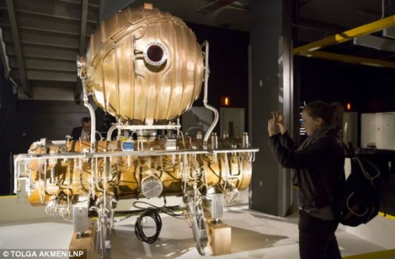 　　在对撞机展上，霍金解释了他为何相信多元宇宙理论。多元宇宙是物理学界最奇异的理论之一，认为存在无数个不同的宇宙，全部从虚无中生成。他认为大型强子对撞机将发现多元宇宙存在的第一个证据