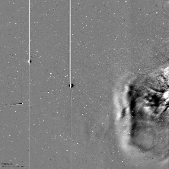 　　这张照片由美国宇航局STEREO-A 飞船于11月22日拍摄，图像右侧可以看到太阳发生了一次猛烈的日冕物质抛射(CME)。在图像左方，ISON彗星已经进入视野范围。另外还可以看到一颗更加暗淡的彗星，那是恩克彗星。视野中还能看到水星和地球的身影