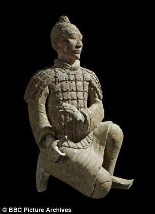 在秦始皇之前，中国从未出现过真人大小的雕像。尼克尔认为这一想法来自于亚历山大大帝的宣传活动